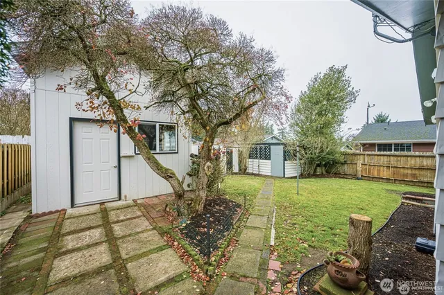 a view of a house with backyard