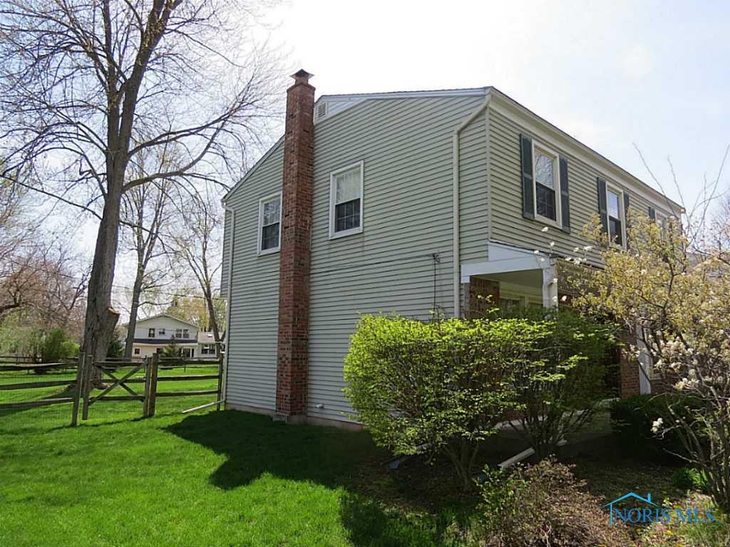 7540 Club Road Sylvania, OH 43560 - Photo 3 of 20 Exterior Front. left elevation of the property