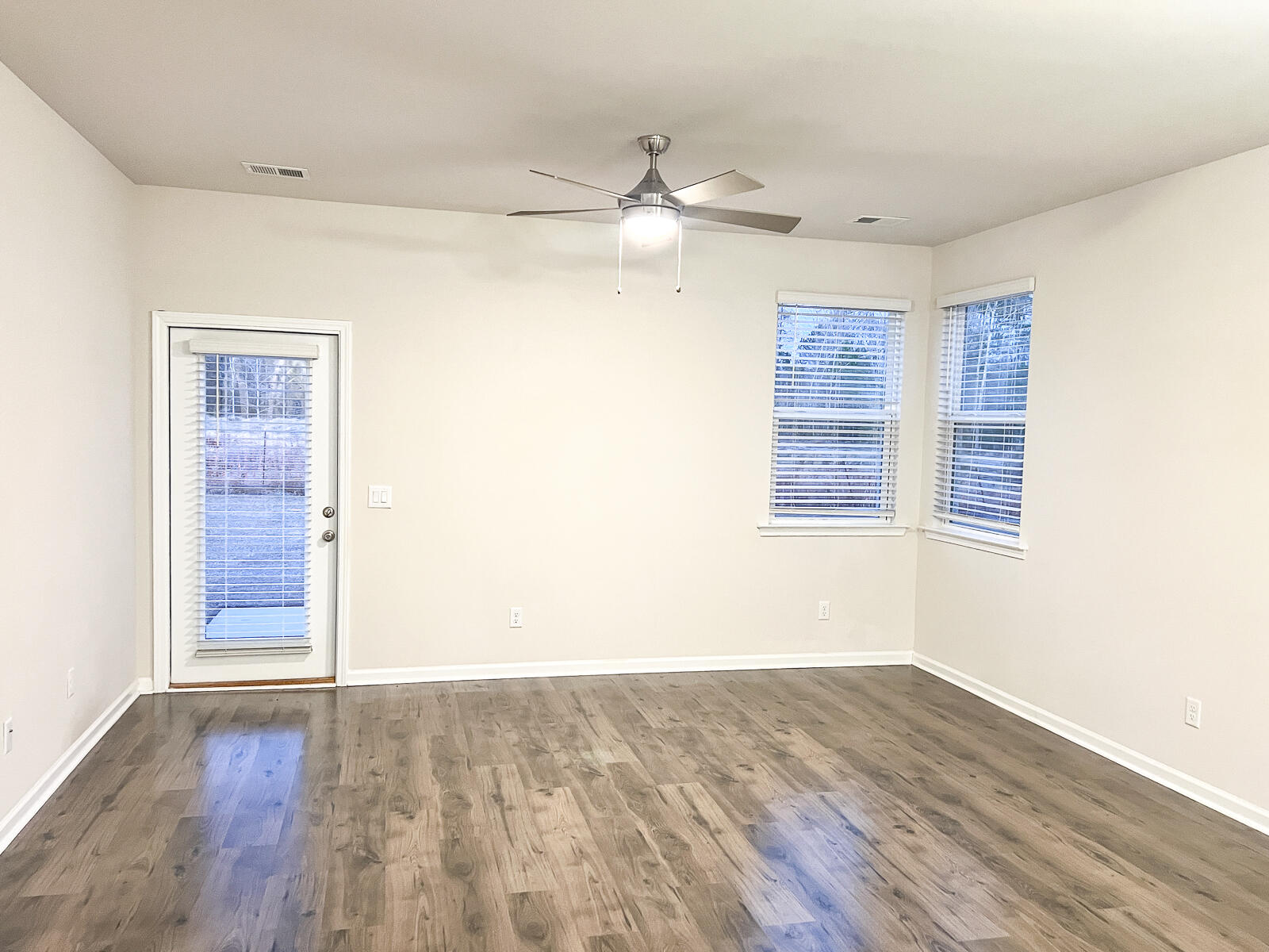 1308 Warrens Way Manning, SC 29102 - Photo 7 of 15 Living Room