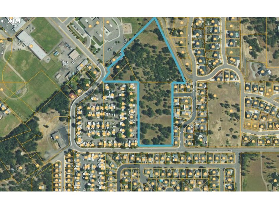 a black and white photo of a building