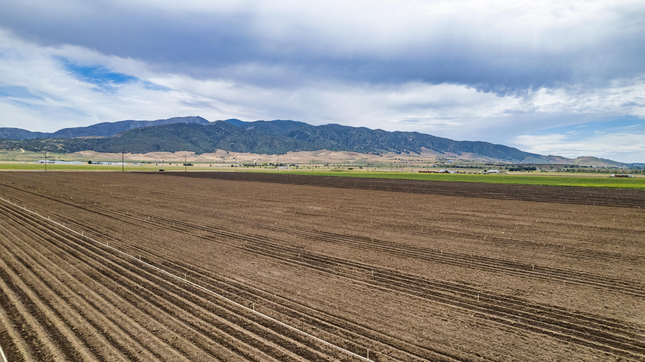 Highline Tehachapi, CA 93561 - Photo 11 of 14 a view of an ocean and a mountain