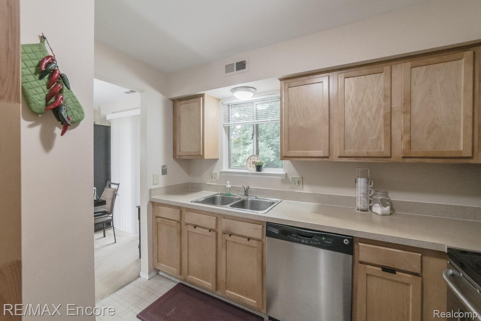 1510 Porter Circle Rochester, MI 48307 - Photo 13 of 28 1510 Porter Circle-14.jpg