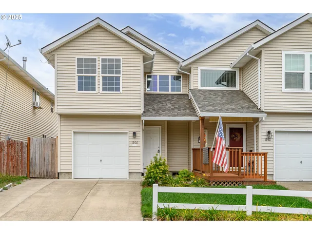 a view of a house with yard and plants