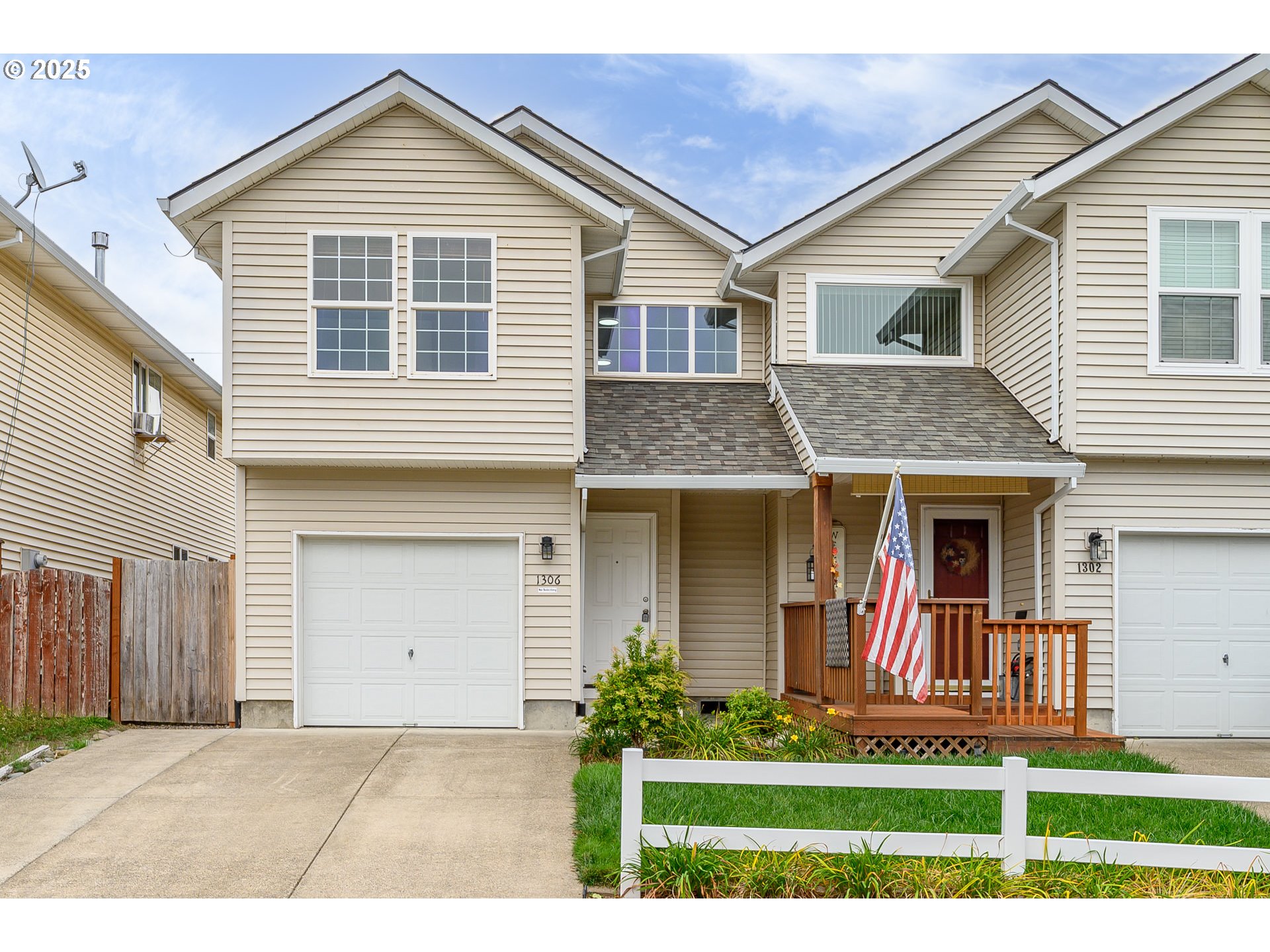 a view of a house with yard and plants