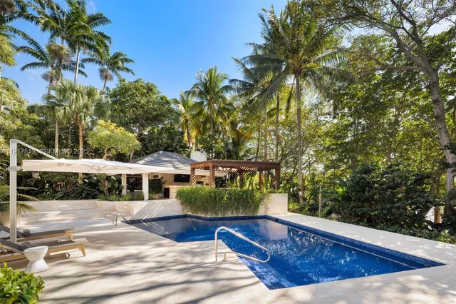 $16,495,000 | 7150 West Lago Drive, Coral Gables, FL 33143