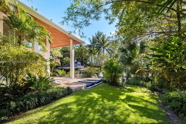 $16,495,000 | 7150 West Lago Drive, Coral Gables, FL 33143