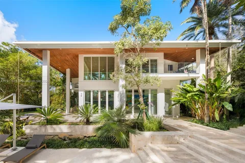 $16,495,000 | 7150 West Lago Drive, Coral Gables, FL 33143