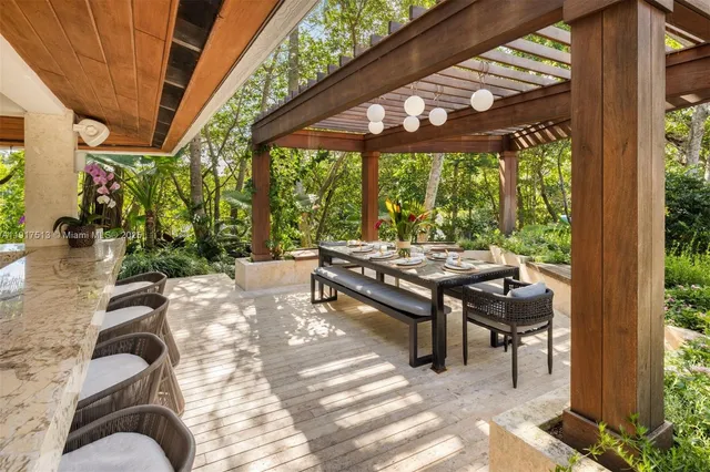 $16,495,000 | 7150 West Lago Drive, Coral Gables, FL 33143