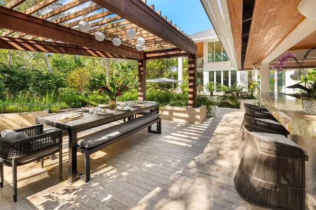 $16,495,000 | 7150 West Lago Drive, Coral Gables, FL 33143