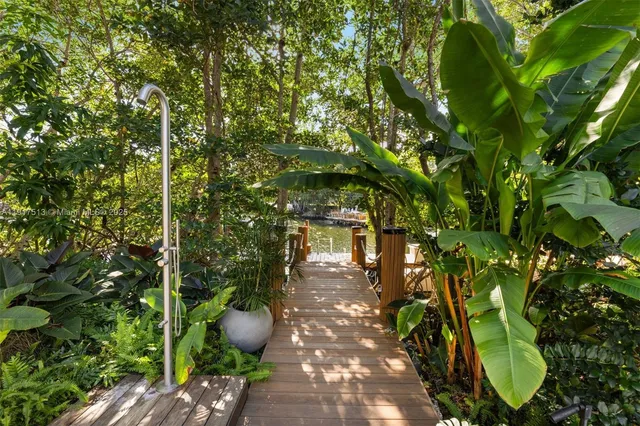 $16,495,000 | 7150 West Lago Drive, Coral Gables, FL 33143