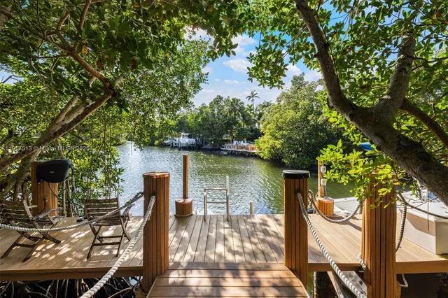 $16,495,000 | 7150 West Lago Drive, Coral Gables, FL 33143