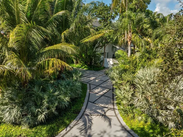 $16,495,000 | 7150 West Lago Drive, Coral Gables, FL 33143