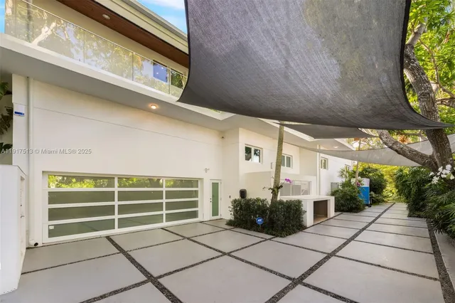 $16,495,000 | 7150 West Lago Drive, Coral Gables, FL 33143