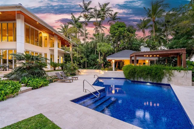 $16,495,000 | 7150 West Lago Drive, Coral Gables, FL 33143