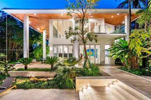 $16,495,000 | 7150 West Lago Drive, Coral Gables, FL 33143