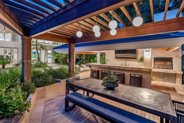 $16,495,000 | 7150 West Lago Drive, Coral Gables, FL 33143