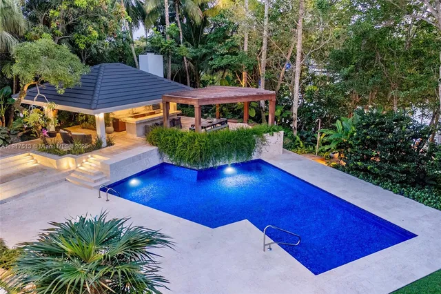 $16,495,000 | 7150 West Lago Drive, Coral Gables, FL 33143