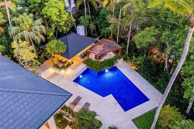 $16,495,000 | 7150 West Lago Drive, Coral Gables, FL 33143