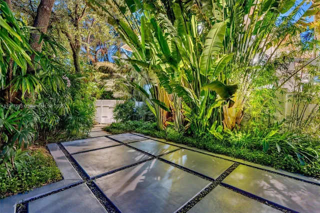 $16,495,000 | 7150 West Lago Drive, Coral Gables, FL 33143