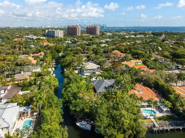 $16,495,000 | 7150 West Lago Drive, Coral Gables, FL 33143
