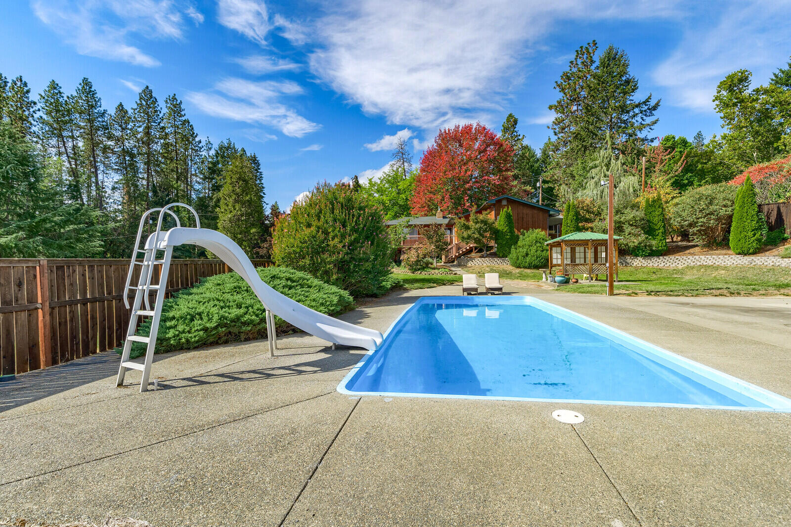 221 Larkin Road Grants Pass, OR 97527 - Photo 38 of 43 17_LR_17_mls