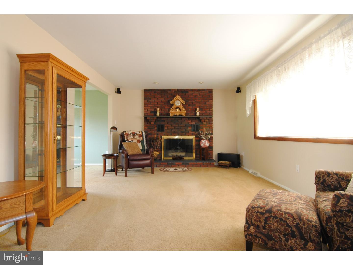 693 Stratford Road Warminster, PA 18974 - Photo 4 of 25 Living Room