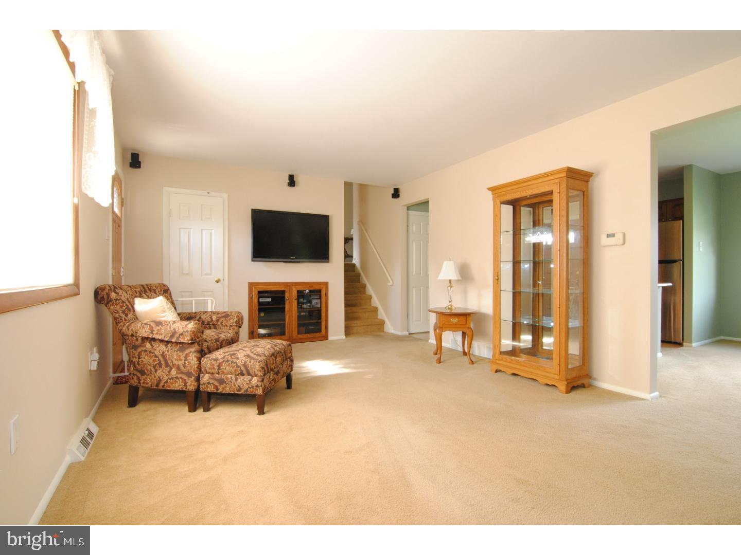 693 Stratford Road Warminster, PA 18974 - Photo 5 of 25 Living Room