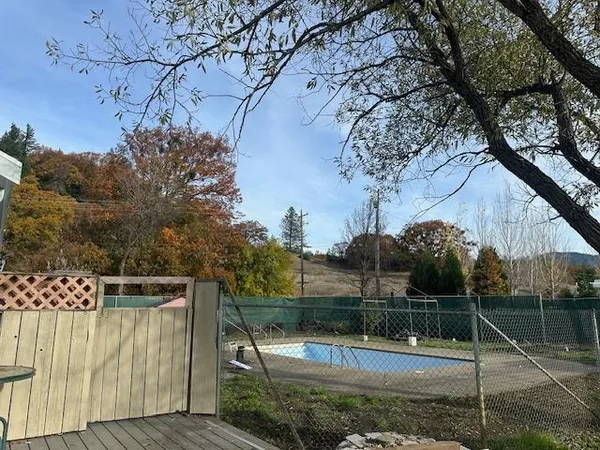 a view of a backyard