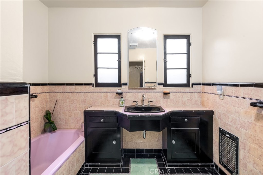 2431 South Holt Avenue Los Angeles, CA 90034 - Photo 12 of 17