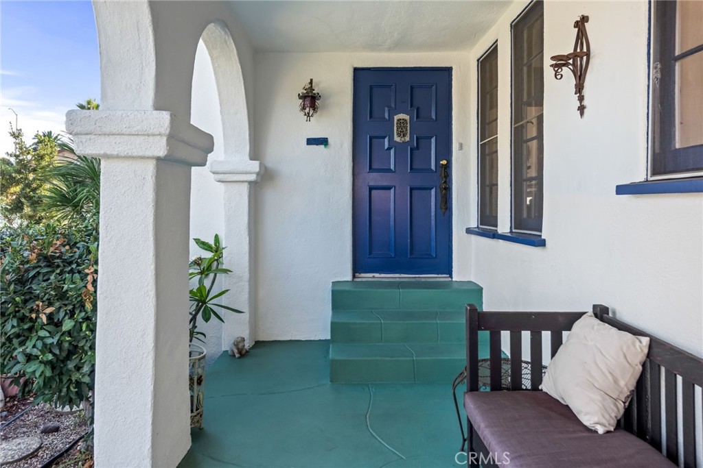 2431 South Holt Avenue Los Angeles, CA 90034 - Photo 2 of 17