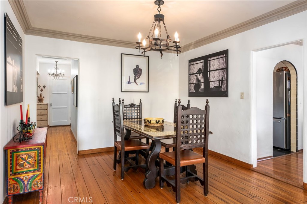 2431 South Holt Avenue Los Angeles, CA 90034 - Photo 5 of 17