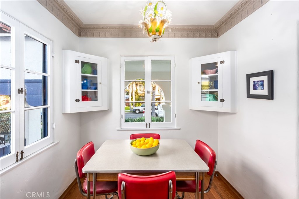 2431 South Holt Avenue Los Angeles, CA 90034 - Photo 7 of 17