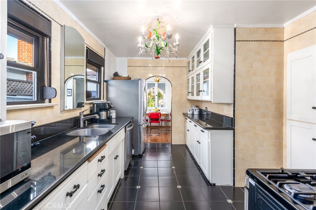 2431 South Holt Avenue Los Angeles, CA 90034 - Photo 8 of 17