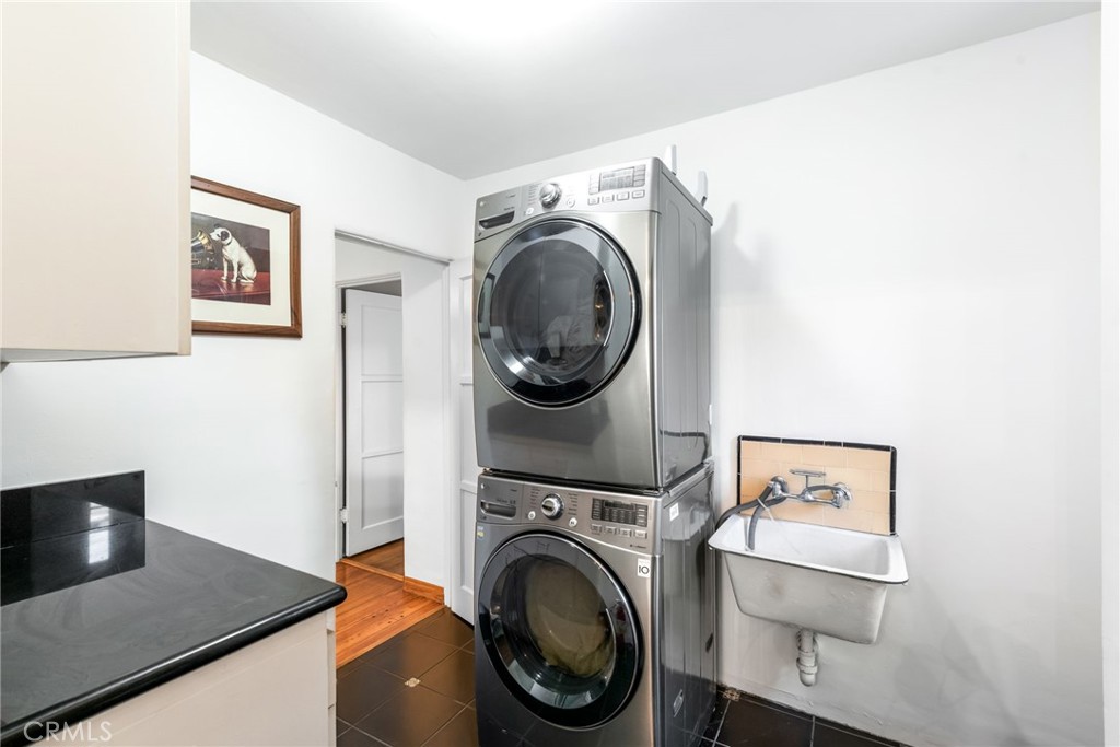 2431 South Holt Avenue Los Angeles, CA 90034 - Photo 9 of 17