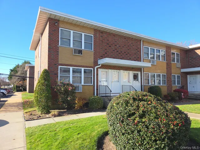 $2,000 | 33 Farber Drive, Unit 33, West Babylon, NY 11704