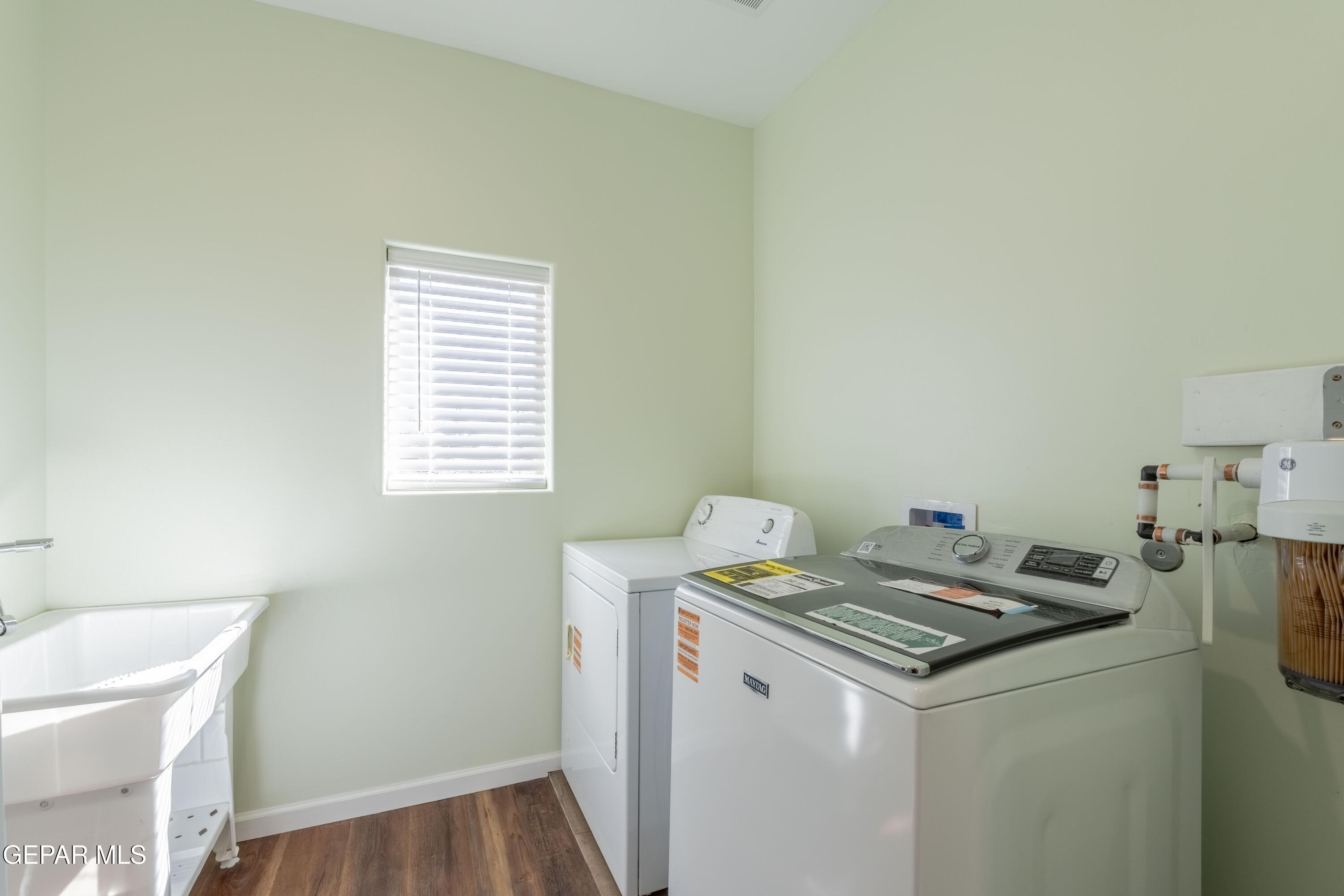 646 Snow Road, Unit 2 Las Cruces, NM 88005 - Photo 37 of 41 a utility room with dryer and washer