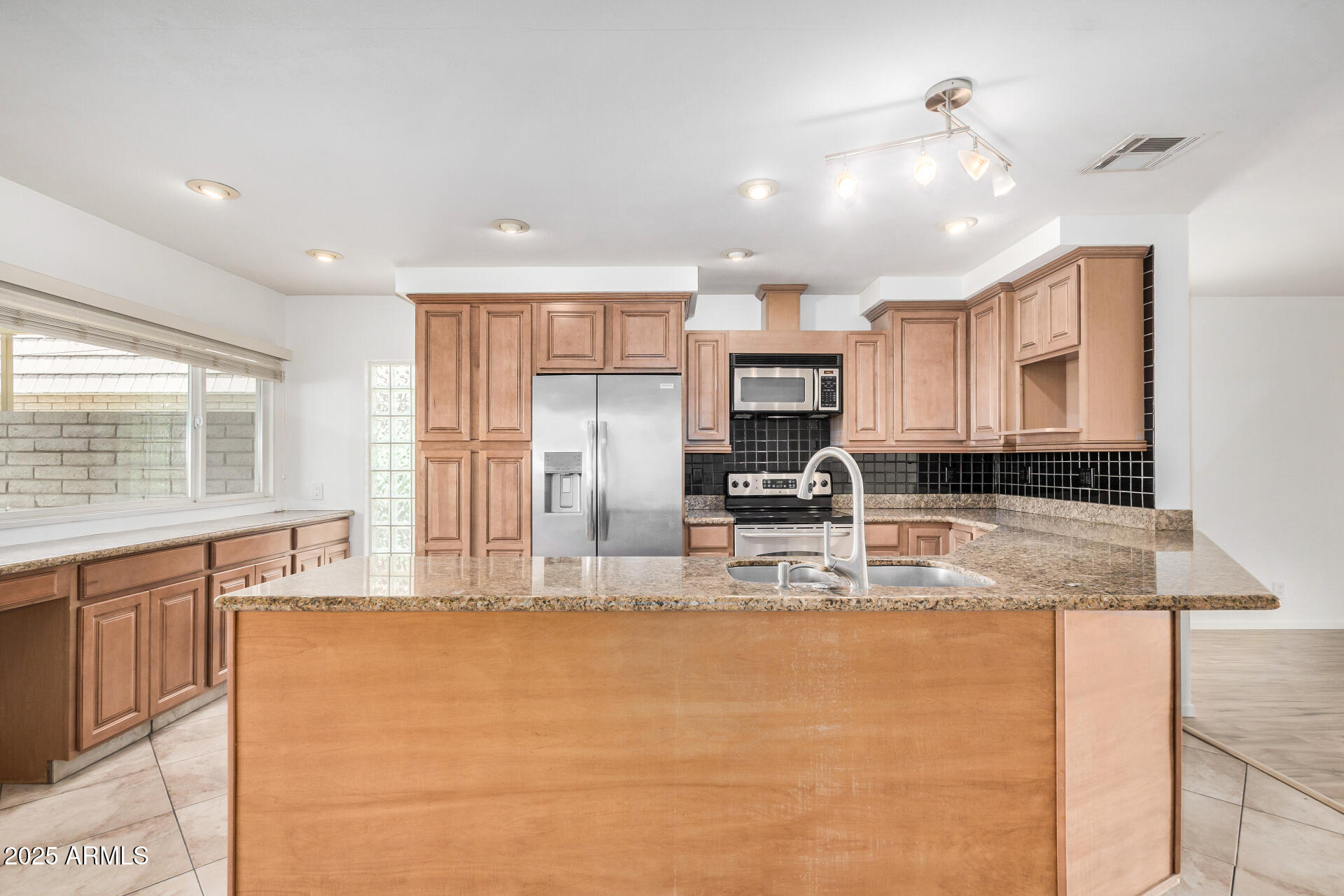 3738 East Montecito Avenue Phoenix, AZ 85018 - Photo 15 of 51 Kitchen