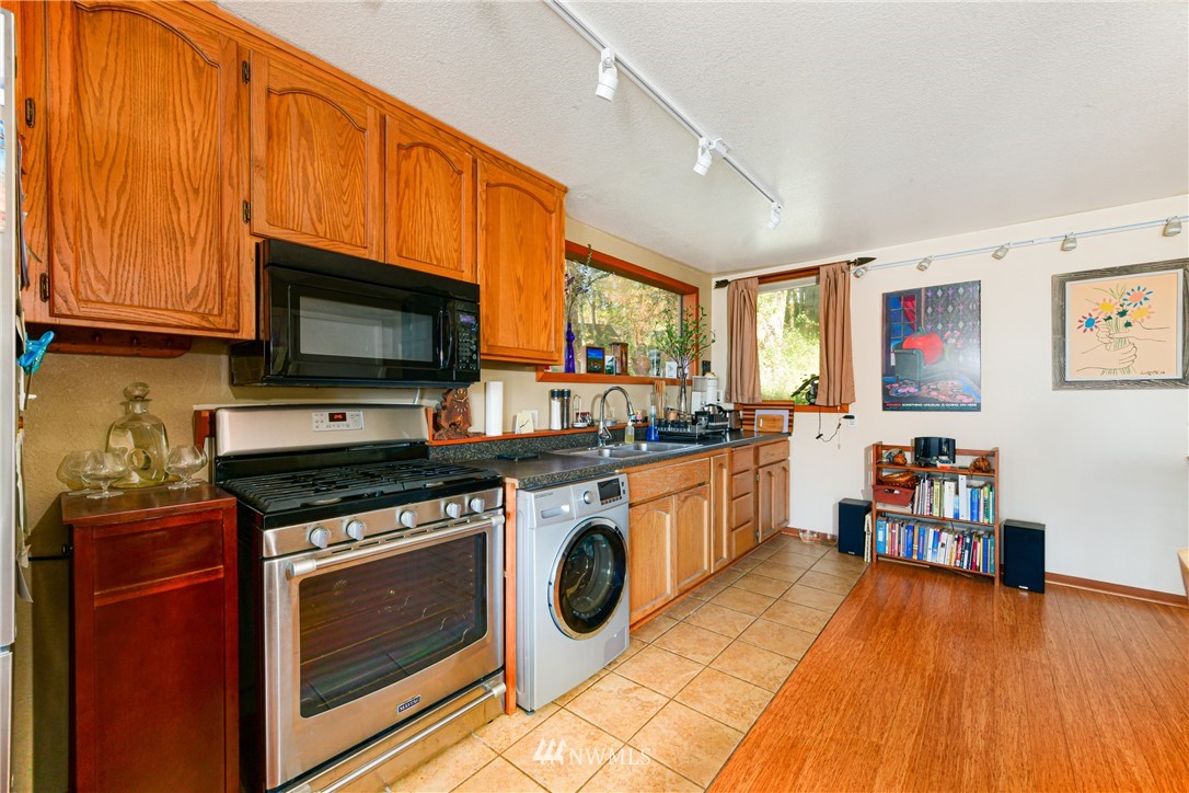 18328 Capet Zalsiluce Road La Conner, WA 98257 - Photo 9 of 40 Gallery Image 9