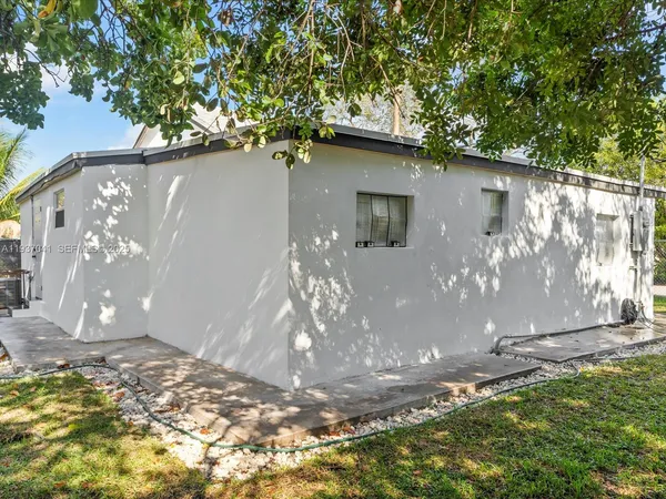 an outdoor view of house