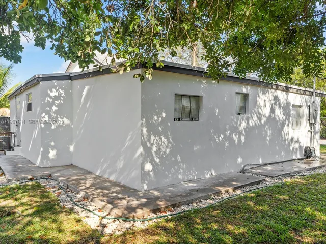 an outdoor view of house