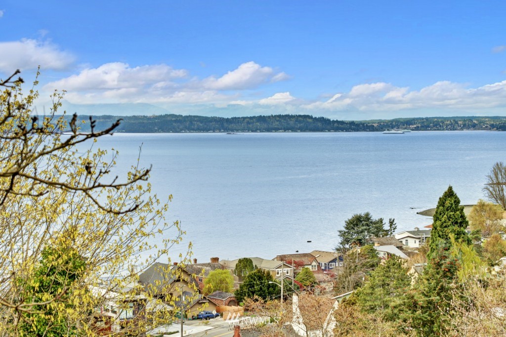 5205 Southwest Jacobsen Road Seattle, WA 98116 - Photo 5 of 17 Gallery Image 5