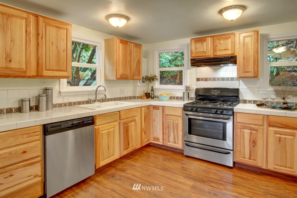 5205 Southwest Jacobsen Road Seattle, WA 98116 - Photo 8 of 17 Gallery Image 8