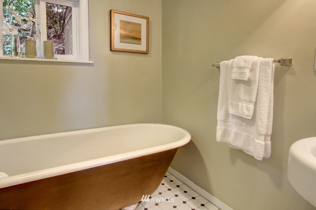 5205 Southwest Jacobsen Road Seattle, WA 98116 - Photo 10 of 17 Gallery Image 10