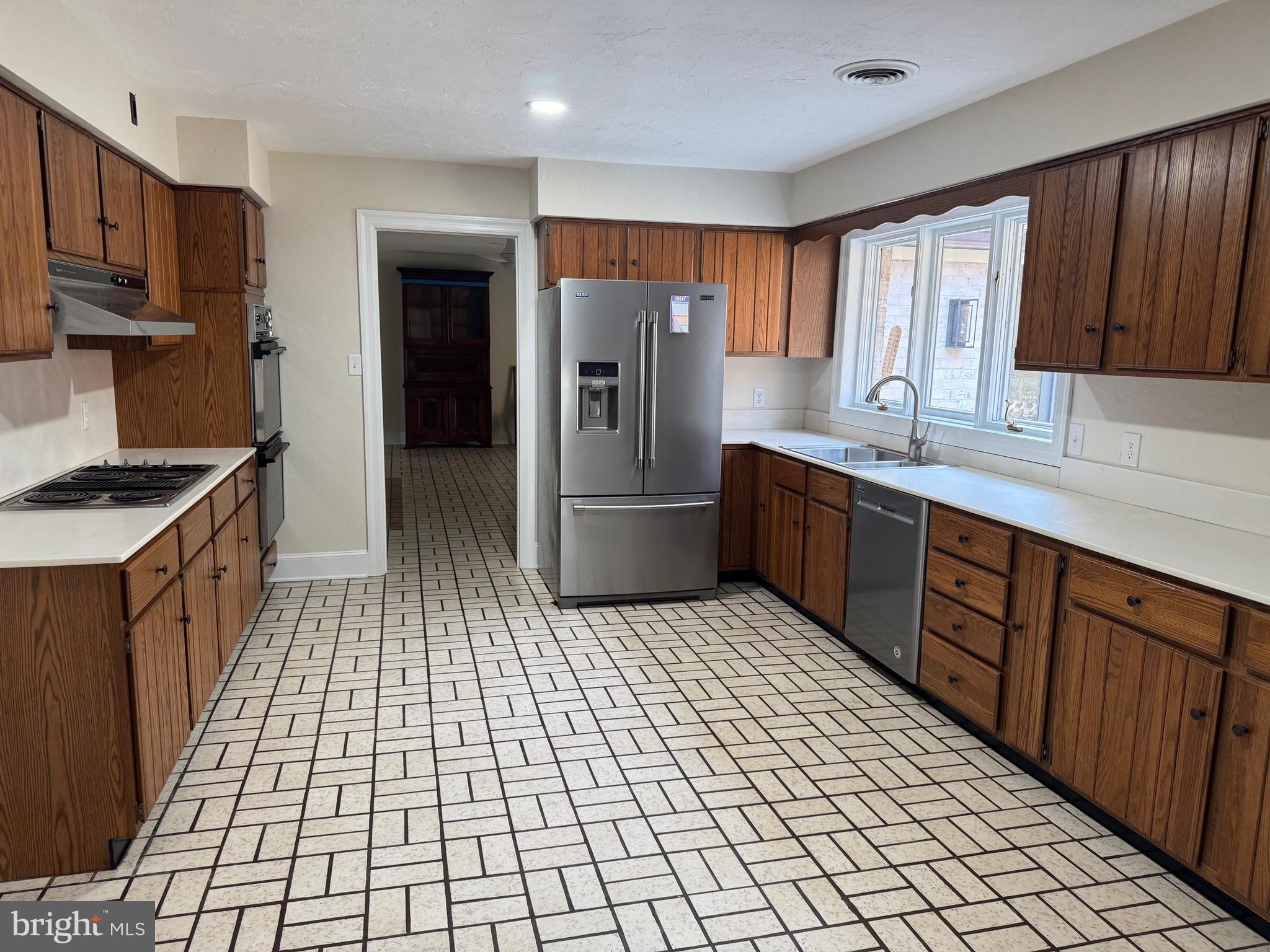 210 Raintree Lane Fairfield, PA 17320 - Photo 4 of 23 a kitchen with stainless steel appliances granite countertop a refrigerator and a sink