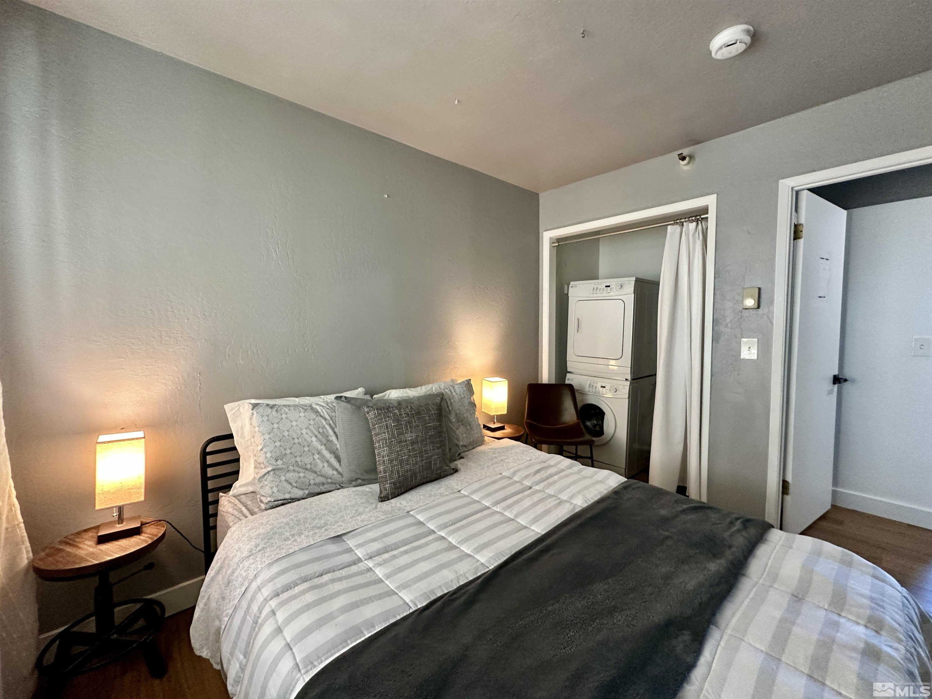261 Quaking Aspen Lane, Unit B Stateline, NV 89449 - Photo 19 of 40 a bedroom with a bed and a lamp
