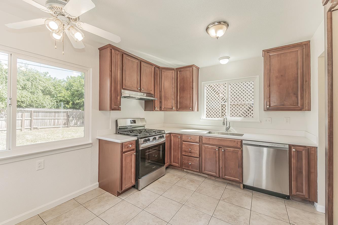208 West Hampton Way Fresno, CA 93705 - Photo 11 of 40