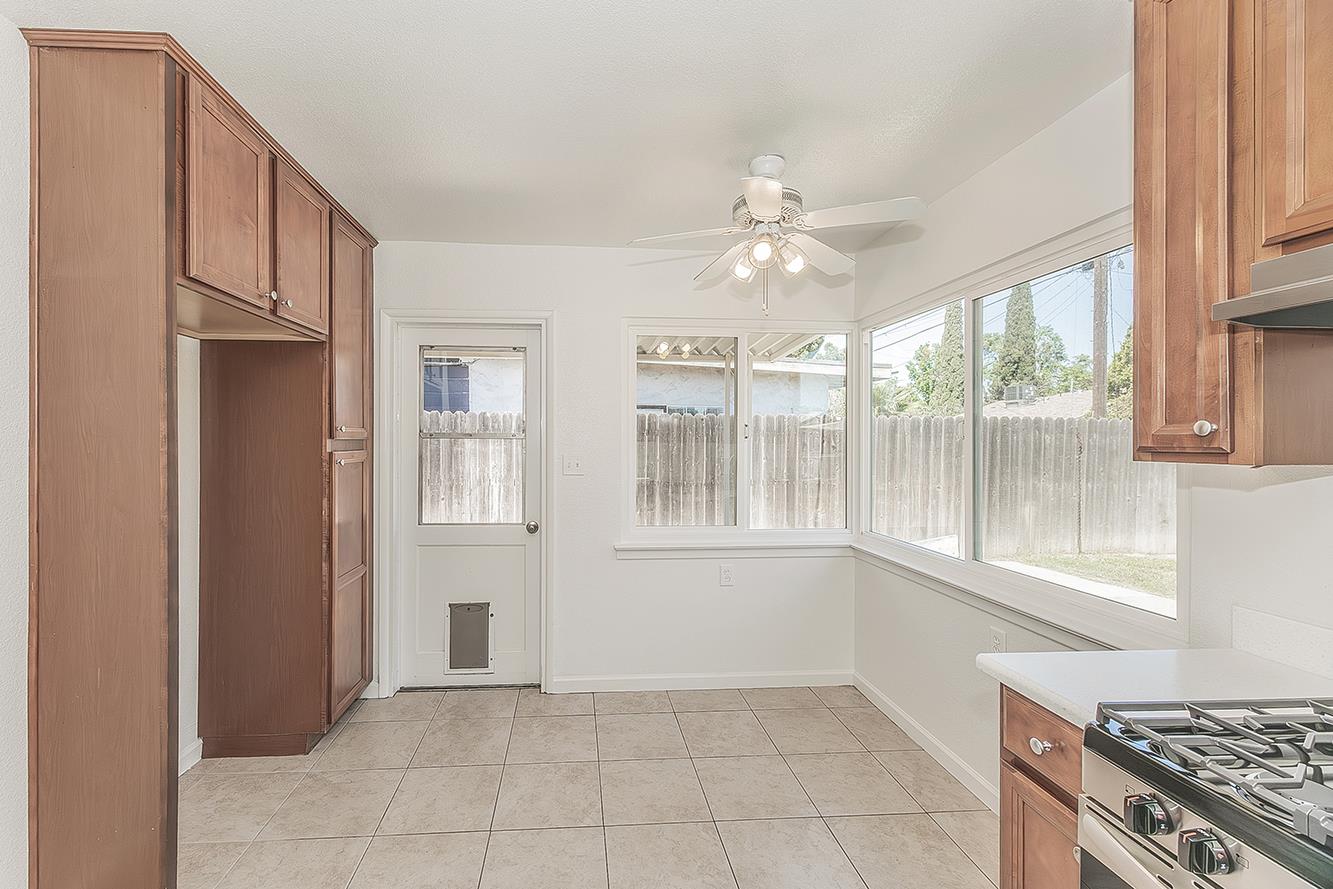 208 West Hampton Way Fresno, CA 93705 - Photo 12 of 40