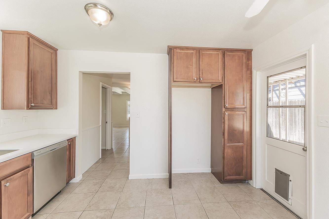 208 West Hampton Way Fresno, CA 93705 - Photo 13 of 40