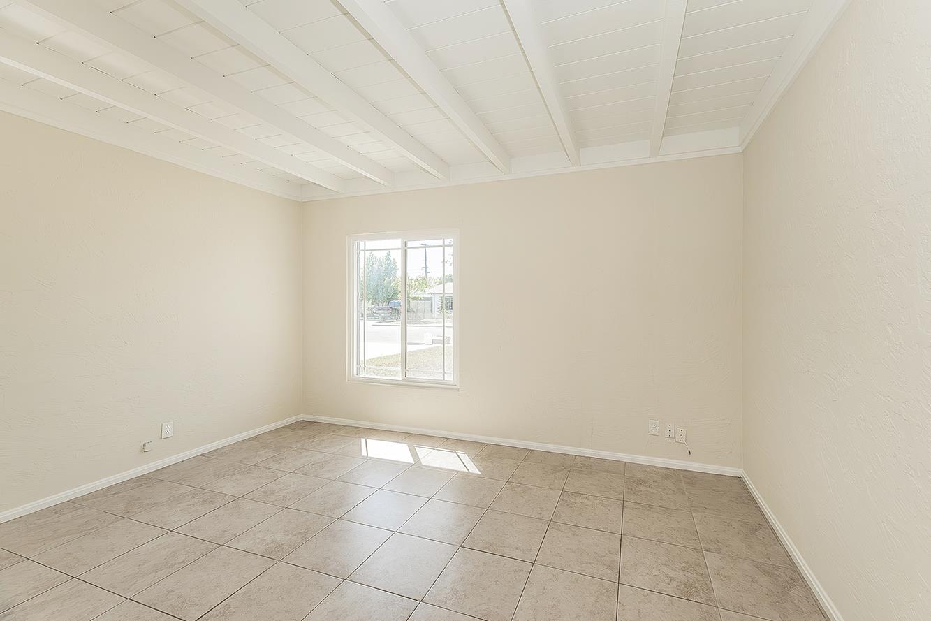 208 West Hampton Way Fresno, CA 93705 - Photo 15 of 40