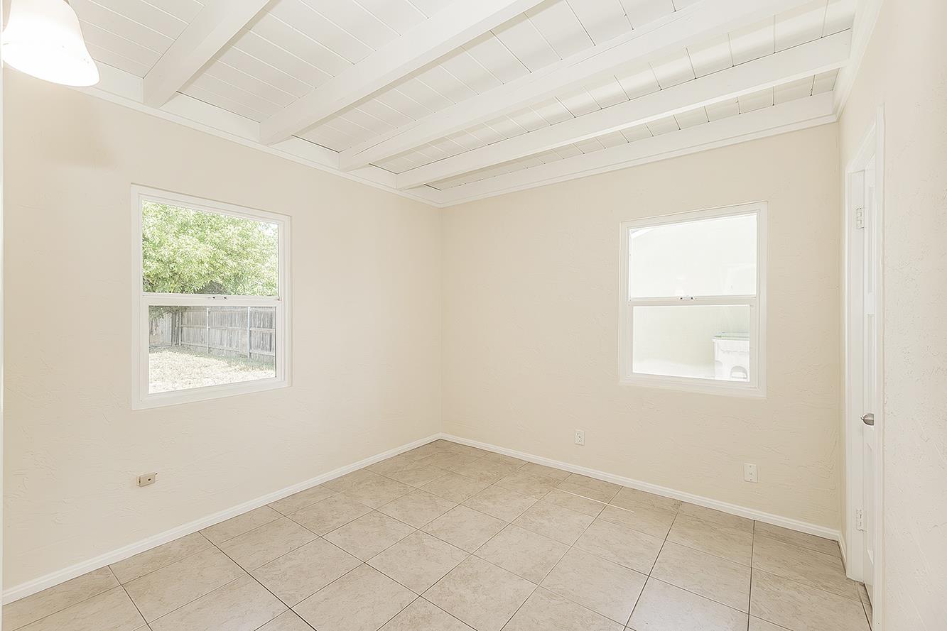 208 West Hampton Way Fresno, CA 93705 - Photo 19 of 40